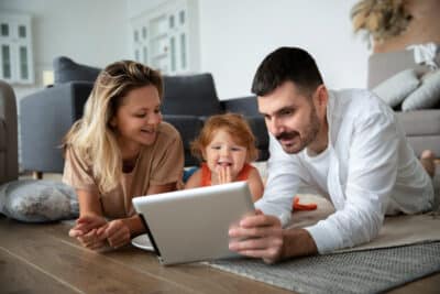 famiglia che cerca piastrelle a casa per pavimenti e rivestimenti, guardando il sito di casa della piastrella - ceramiche di sassuolo